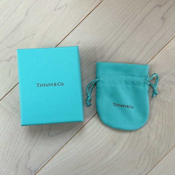 NEW Tiffany & Co Gift box, jewelry bag and embossed stationary - Picture 2 of 5